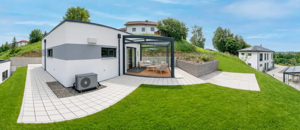 360-Grad-Tour des Ferienhaus-Bungalows in Gefrees im Fichtelgebirge mit verglastem Wintergarten, überdachter Terrasse und Gartenanlage am Hang