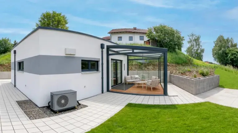 360-Grad-Tour des Ferienhaus-Bungalows in Gefrees im Fichtelgebirge mit verglastem Wintergarten, überdachter Terrasse und Gartenanlage am Hang
